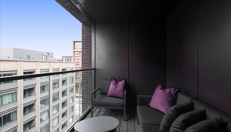 2 bed property in Charles Clowes Walk, London